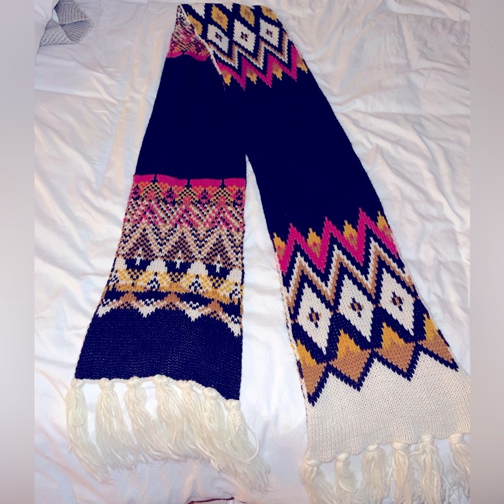 Women’s Old Navy Colorful Geometric Knit Scarf with Fringe